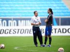 Luxa conversa com Barcos e Vargas, e Elano sai mais cedo de treino na Arena Ricardo Duarte/