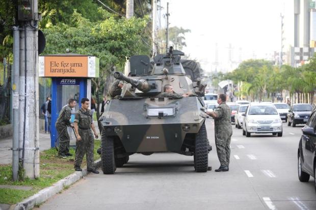 FOTO: caminhão-tanque do Exército com pane mecânica chama a atenção de porto-alegrenses Ronaldo Bernardi/Agencia RBS