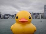 Pato de borracha gigante flutua na baía de Hong Kong