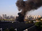 Incêndio atinge fábrica em São Paulo  Tércio Teixeira/Estadão Conteúdo
