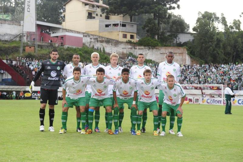 A estratégia de Lisca, que optou por Gustavo no lugar de Rogerinho para reforçar seu meio-campo, deu maior consistência ao Juventude na partida:imagem 1