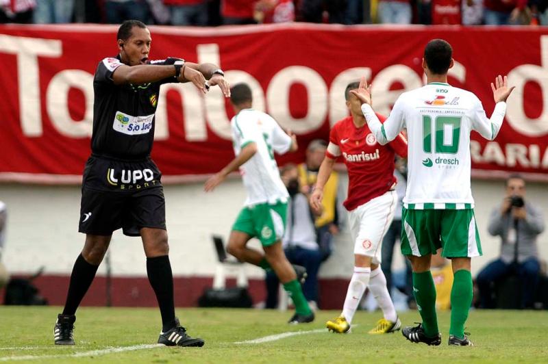 Aos 12 minutos da primeira etapa, o árbitro Márcio Chagas da Silva anulou gol do time da serra:imagem 4