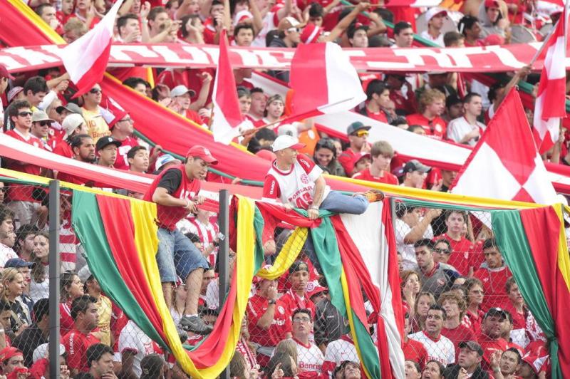 Durante o intervalo, algumas confusões na torcida do Inter fizeram a Brigada Militar ter de intervir:imagem 9