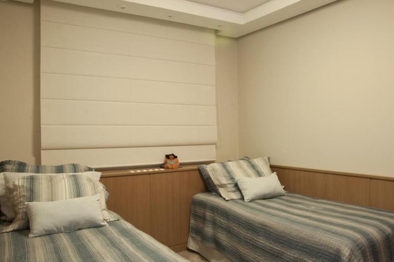 A preocupação com os visitantes é evidente. No quarto de hóspedes, as duas camas de solteiro com rodízio, sendo uma bicama, têm alturas iguais para que possam ser unidas e virem uma cama de casal para abrigar com conforto a filha e o genro que moram no Rio de Janeiro:imagem 13