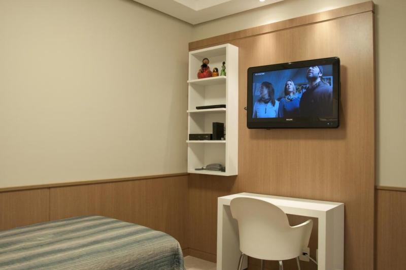 Em frente, a escrivaninha também recebeu rodízios e pode removida se houver necessidade de mais uma cama. Junto ao painel da TV, aparelhos fundamentais para o sistema de TV a cabo ficam ao lado dos controles remotos do videogame, diversão dos hóspedes juvenis nos dias em que o destino pós-escola é a casa dos avós:imagem 12