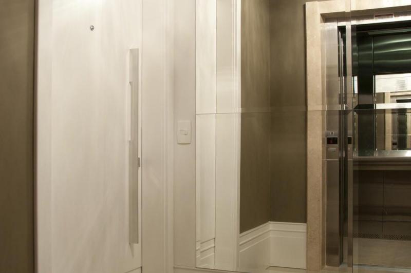 Até o hall de entrada, com dois apartamento por andar, foi decorado por Cris e Danni. A escolha foi por tinta fendi nas paredes em combinação com as portas brancas:imagem 5