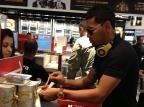 FOTO: jogadores do Grêmio aproveitam conexão em São Paulo para fazer compras no Free Shop Luís Henrique Benfica/Zero Hora FOTO: jogadores do Grêmio aproveitam conexão em São Paulo para fazer compras no Free Shop Luís Henrique Benfica/Zero Hora