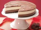 Cheesecake leva recheio e cobertura de chocolate meio amargo Divulgação/Cozinha Nestlé/blog água na boca Cheesecake leva recheio e cobertura de chocolate meio amargo Divulgação/Cozinha Nestlé/blog água na boca
