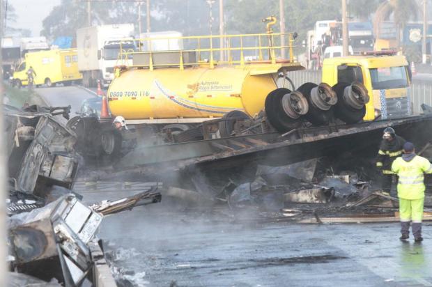 Carreta tomba, atinge dois veículos e uma pessoa morre na rodovia Régis Bittencourt, em São Paulo ROBERTO VAZQUEZ/FUTURA PRESS/ESTADÃO CONTEÚDO