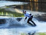 Jovens praticam wakeboard no Arroio Dilúvio, na Capital