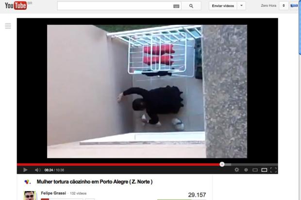 Mulher que agrediu poodle em Porto Alegre, em 2013, terá de pagar R$ 2,6 mil Reprodução/ Mulher que agrediu poodle em Porto Alegre, em 2013, terá de pagar R$ 2,6 mil Reprodução/