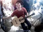 Astronauta grava música de David Bowie no espaço em vídeo de despedida da ISS Reprodução/YouTube Astronauta grava música de David Bowie no espaço em vídeo de despedida da ISS Reprodução/YouTube