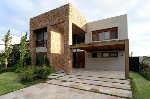 Paisagismo despojado e clean valoriza arquitetura contemporânea em casa de lazer em Atlântida André Bastian/Divulgação