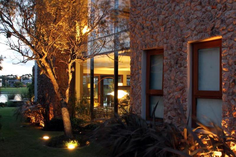 Numa das laterais da casa, a oliveira cinquentenária de quase 6m de altura foi plantada estrategicamente em frente ao vão de vidro temperado 4,80cm de largura por 5,75cm de altura , que permite que a espécie seja vista tanto da escada quanto do living social:imagem 16