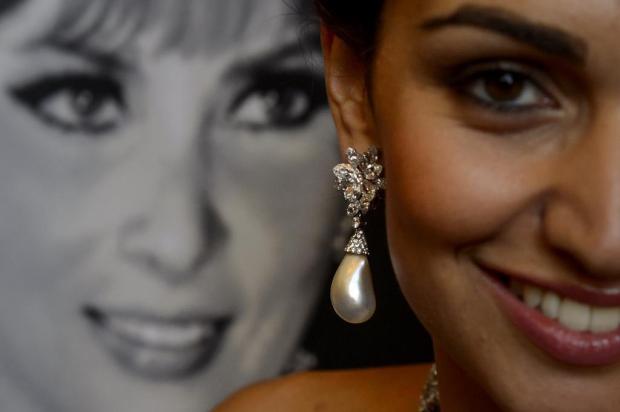 Brincos de Gina Lollobrigida são leiloados por US$ 2,39 milhões FABRICE COFFRINI/AFP