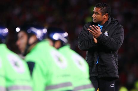 Roger minimiza discussão com Barcos e revela dor pela eliminação do Grêmio (LUIS ACOSTA / AFP/)