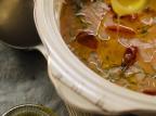 Sopa de feijão branco é opção para o almoço do final de semana Azeite espanhol/Divulgação