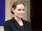 Angelina Jolie: de rebelde sem causa a defensora de causas LEON NEAL/AFP Angelina Jolie: de rebelde sem causa a defensora de causas LEON NEAL/AFP