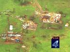 Tornados provocam morte e destruição nos Estados Unidos KFOR-TV/AFP Tornados provocam morte e destruição nos Estados Unidos KFOR-TV/AFP