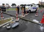 Acidente entre caminhonete e carro-forte derruba poste e bloqueia Avenida Beira-Rio Ronaldo Bernardi/Agencia RBS