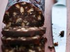 Salame de chocolate leva poucos ingredientes e é fácil de fazer Divulgação/Zazá Bistrô