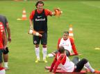 FOTO: Após treino da manhã, Dunga e auxiliares caminham pela orla do Guaíba Bruno Alencastro/Agencia RBS