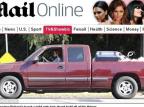 Robert Pattinson sai da casa de Kristen Stewart levando as malas e os cachorros Daily Mail/Reprodução Robert Pattinson sai da casa de Kristen Stewart levando as malas e os cachorros Daily Mail/Reprodução