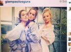 Izabel Goulart sensualiza com Irina Shayk em bastidores de ensaio Instagram/Reprodução Izabel Goulart sensualiza com Irina Shayk em bastidores de ensaio Instagram/Reprodução