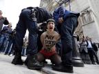 Ativista do Femen protesta contra extrema-direita em Paris KENZO TRIBOUILLARD/AFP Ativista do Femen protesta contra extrema-direita em Paris KENZO TRIBOUILLARD/AFP