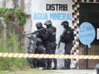 Homem resiste a reintegração de posse e trânsito fica bloqueado por cerca de 6 horas em Porto Alegre Ronaldo Bernardi/Agencia RBS Homem resiste a reintegração de posse e trânsito fica bloqueado por cerca de 6 horas em Porto Alegre Ronaldo Bernardi/Agencia RBS