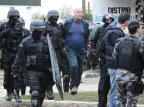 Brigada Militar invade residência e prende homem que se negou a cumprir mandado de reintegração de posse Ronaldo Bernardi/Agência RBS Brigada Militar invade residência e prende homem que se negou a cumprir mandado de reintegração de posse Ronaldo Bernardi/Agência RBS