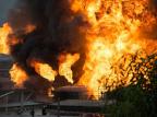 Incêndio destrói depósito de combustível em Duque de Caxias e atinge casa, no Rio de Janeiro Chiba Yasuyoshi/AFP