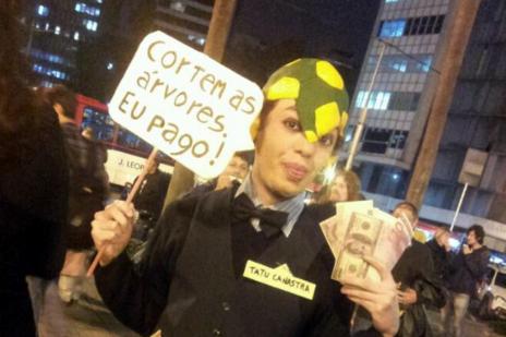 Manifestantes se reúnem contra o corte de árvores em Porto Alegre (Lauro Alves/Agencia RBS)