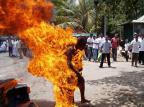 FOTO: Monge budista ateia fogo no próprio corpo no Sri Lanka J.A.L JAYASINGHE/AFP FOTO: Monge budista ateia fogo no próprio corpo no Sri Lanka J.A.L JAYASINGHE/AFP