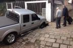 FOTO: calçada cede e carro cai em buraco no bairro Partenon, em Porto Alegre (Marc Nieder/Arquivo Pessoal)