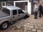 FOTO: calçada cede e carro cai em buraco no bairro Partenon, em Porto Alegre Marc Nieder/Arquivo Pessoal FOTO: calçada cede e carro cai em buraco no bairro Partenon, em Porto Alegre Marc Nieder/Arquivo Pessoal