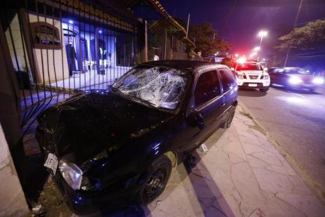 Motorista perde o controle de carro e atropela seis pessoas na zona leste de Porto Alegre (Félix Zucco/Agencia RBS)