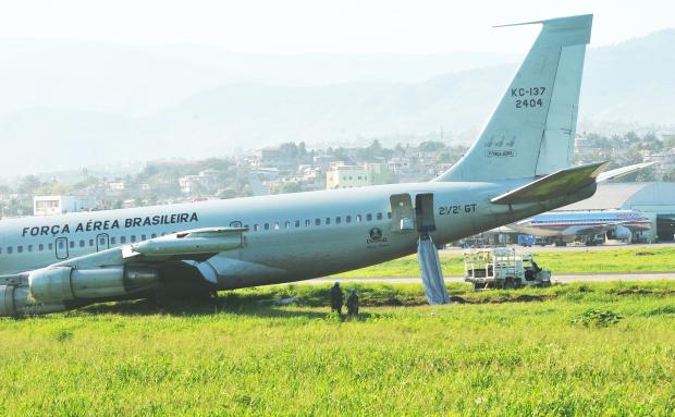 Avião com militares brasileiros sofre acidente no Haiti Thony Belizaire/AFP