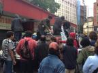 Manifestantes protestam contra detenções em posto da polícia no centro de Porto Alegre Mateus Ferraz/