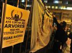Protesto contra corte de árvores mobiliza dezenas em frente à prefeitura de Porto Alegre Lauro Alves/Agencia RBS