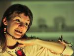 Atriz Genifer Gerhardt se apresenta para pequenas plateias em casas de Porto Alegre