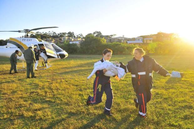 Bebê que trocou ambulância por helicóptero está em estado grave na UTI do Hospital de Alvorada Lauro Alves/Agencia RBS Bebê que trocou ambulância por helicóptero está em estado grave na UTI do Hospital de Alvorada Lauro Alves/Agencia RBS