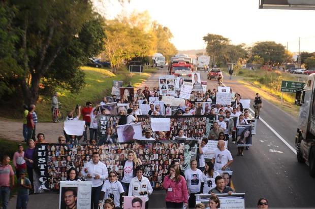 Familiares de vítimas da Kiss trancam a BR-287, em Santa Maria FernandA Ramos/Especial