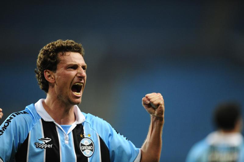 Aos 24 minutos, Elano recebe e é derrubado na meia lua da grande área. Ele mesmo cobre e marca o único gol da partida:imagem 6