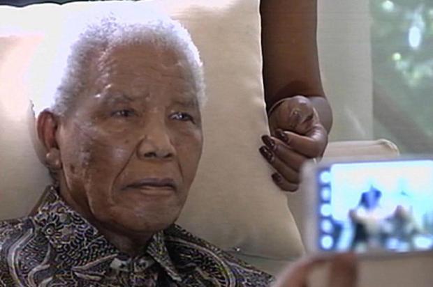 Mandela é internado em estado grave em Pretória AFP PHOTO / SABC/AFP