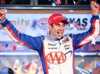 Irregularidade em carro de Castroneves faz equipe Penske ser punida CHRIS GRAYTHEN/AFP Irregularidade em carro de Castroneves faz equipe Penske ser punida CHRIS GRAYTHEN/AFP