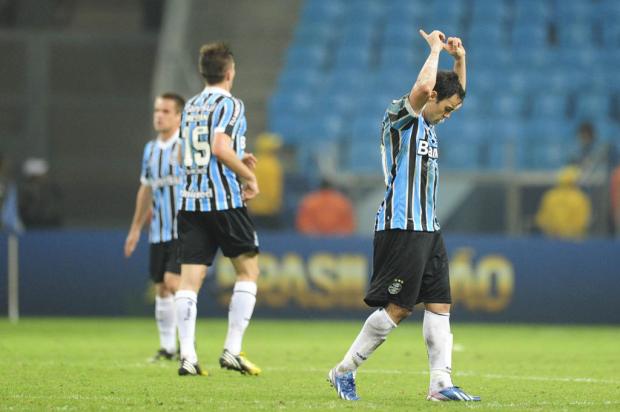 Kleber marca no fim, e Grêmio empata com o São Paulo na Arena Ricardo Duarte/