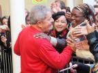 Na chegada a Canoas, Lula cumprimenta fãs e defende política econômica do governo Dilma Matheus Beck/Agencia RBS