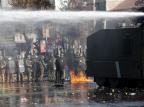 Estudantes e polícia se chocam em grande protesto em Santiago CLAUDIO SANTANA/AFP Estudantes e polícia se chocam em grande protesto em Santiago CLAUDIO SANTANA/AFP