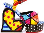 Célia Ribeiro: o poder de um sapato Romero Britto/Divulgação Célia Ribeiro: o poder de um sapato Romero Britto/Divulgação